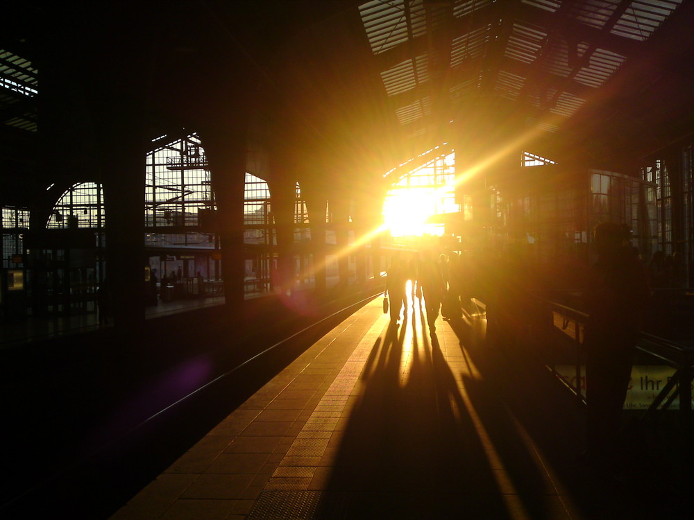 ein grelles licht am ende des Bahnsteigs