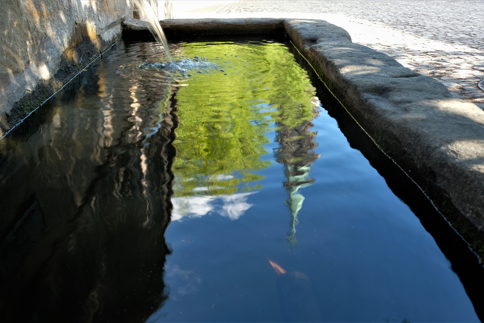 Ein großer Dom passt in den kleinen Brunnen 