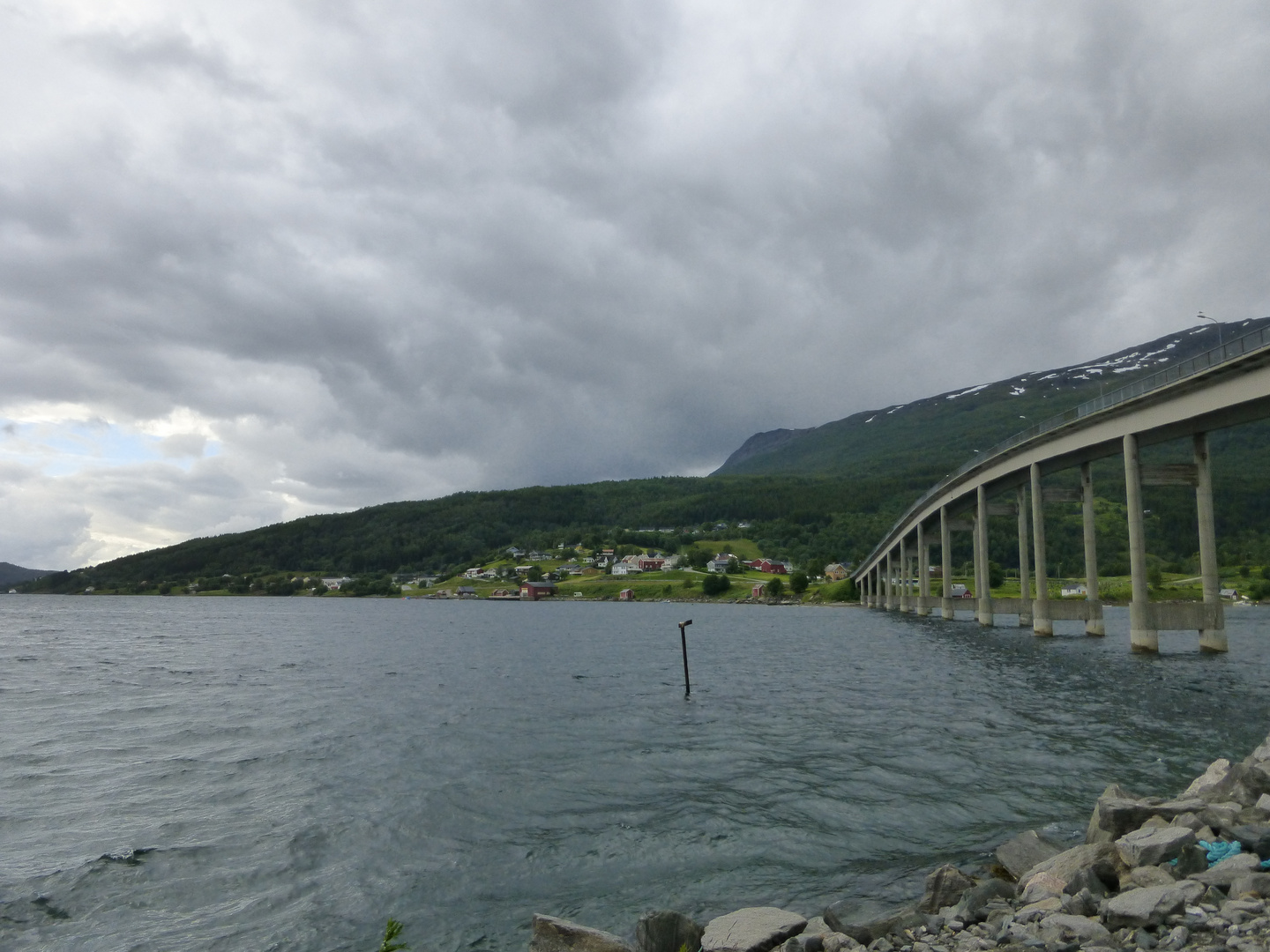 Ein Grosser Fjorde Mit eine Brücke übern Fjord.  