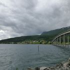 Ein Grosser Fjorde Mit eine Brücke übern Fjord.  