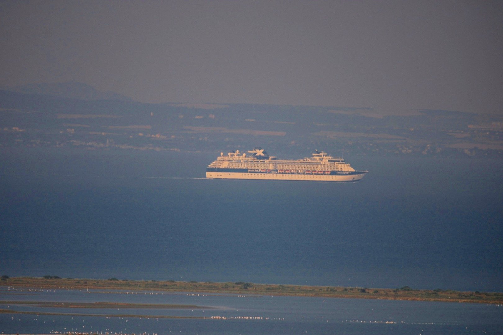 Ein grosser Passagierschiff in Griechenland auf dem Ägäisches Meer