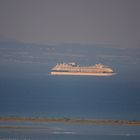 Ein grosser Passagierschiff in Griechenland auf dem Ägäisches Meer