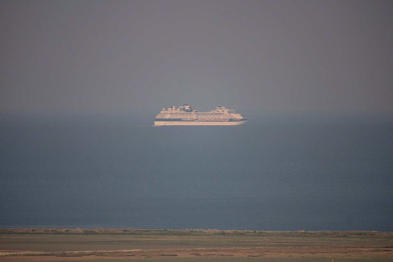 Ein grosser Passagierschiff in Griechenland auf dem Ägäisches Meer