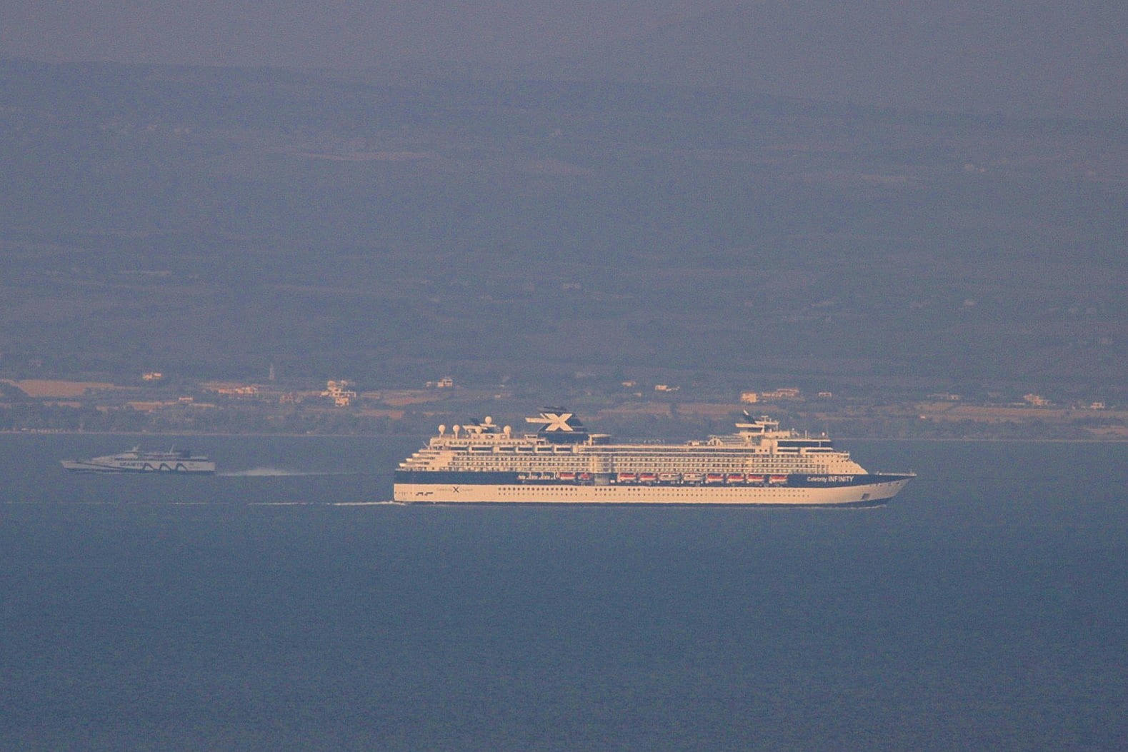 Ein grosser Passagierschiff in Griechenland auf dem Ägäisches Meer