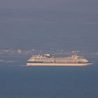 Ein grosser Passagierschiff in Griechenland auf dem Ägäisches Meer