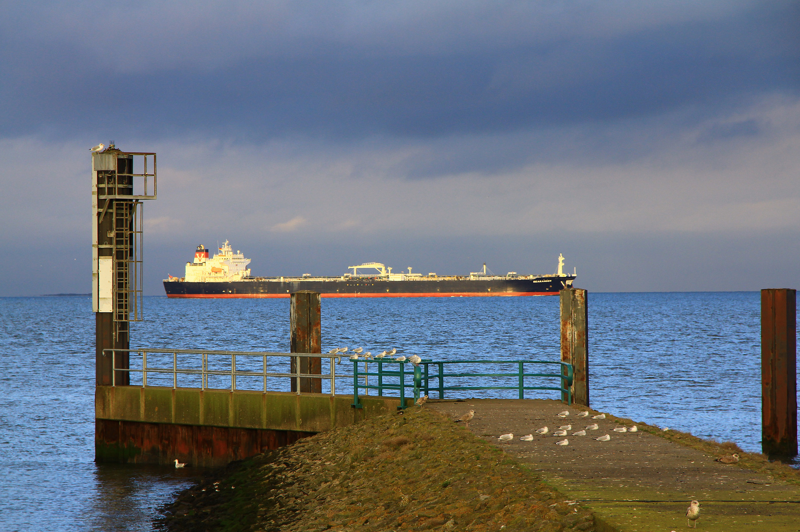 Ein großer Tanker vor Hooksiel