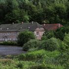 Ein großes Gebäude in reicher Natur