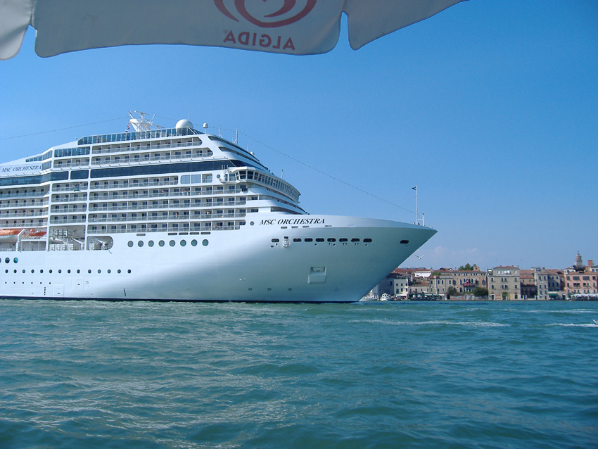 Ein großes Schiff fuhr in Venedig ein