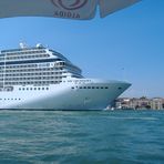 Ein großes Schiff fuhr in Venedig ein