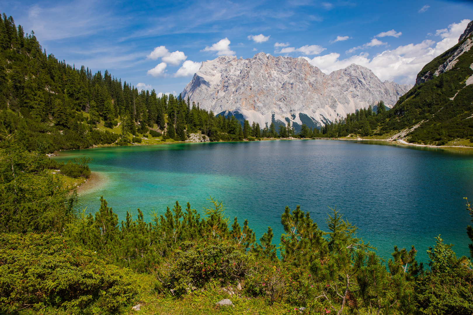 Ein grüner Edelstein in wunderschöner Landschaft