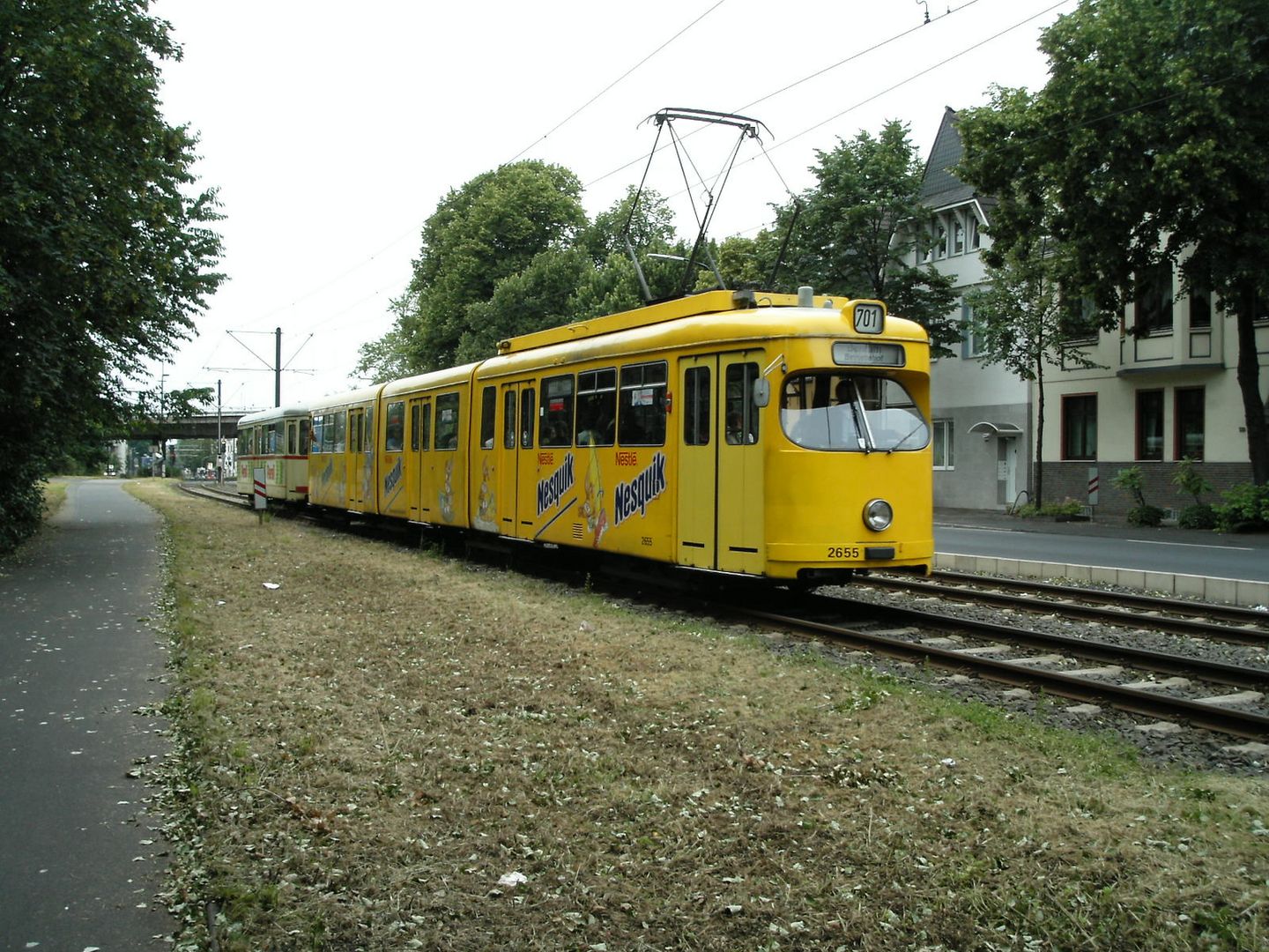 Ein GT8 auf dem Weg nach Düsseldorf-Benrath