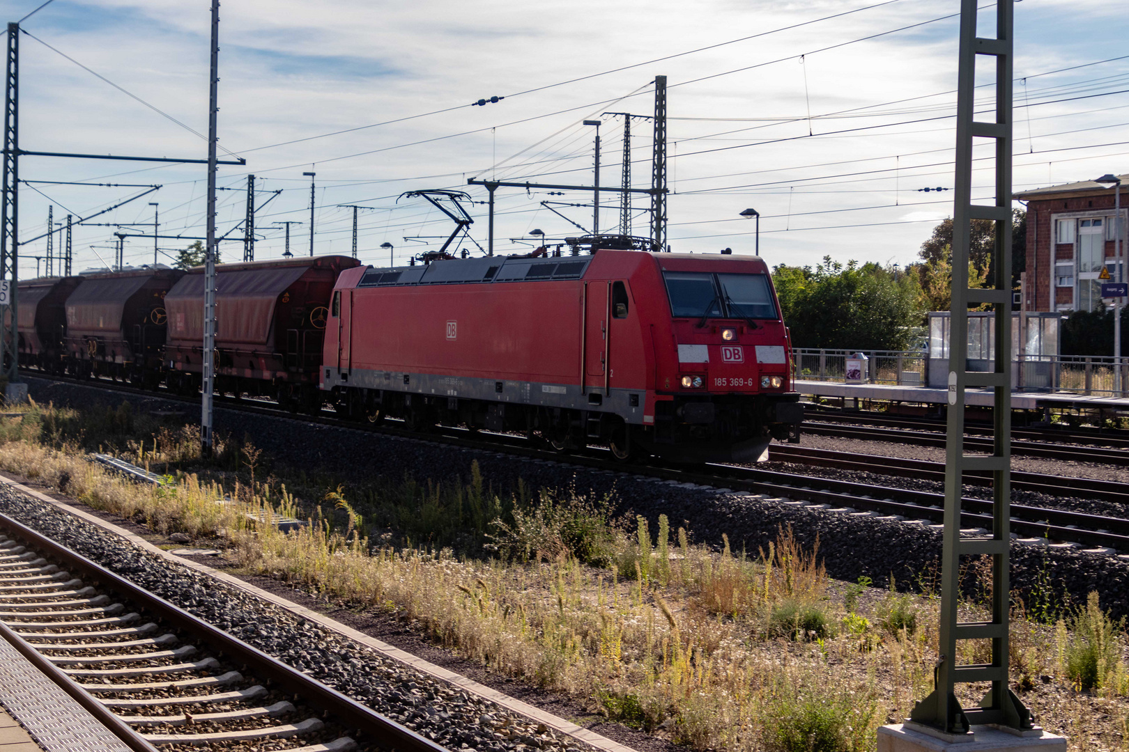 Ein Güterzug bei der Durchfahrt am Magdeburger HBF