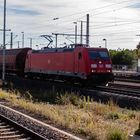 Ein Güterzug bei der Durchfahrt am Magdeburger HBF