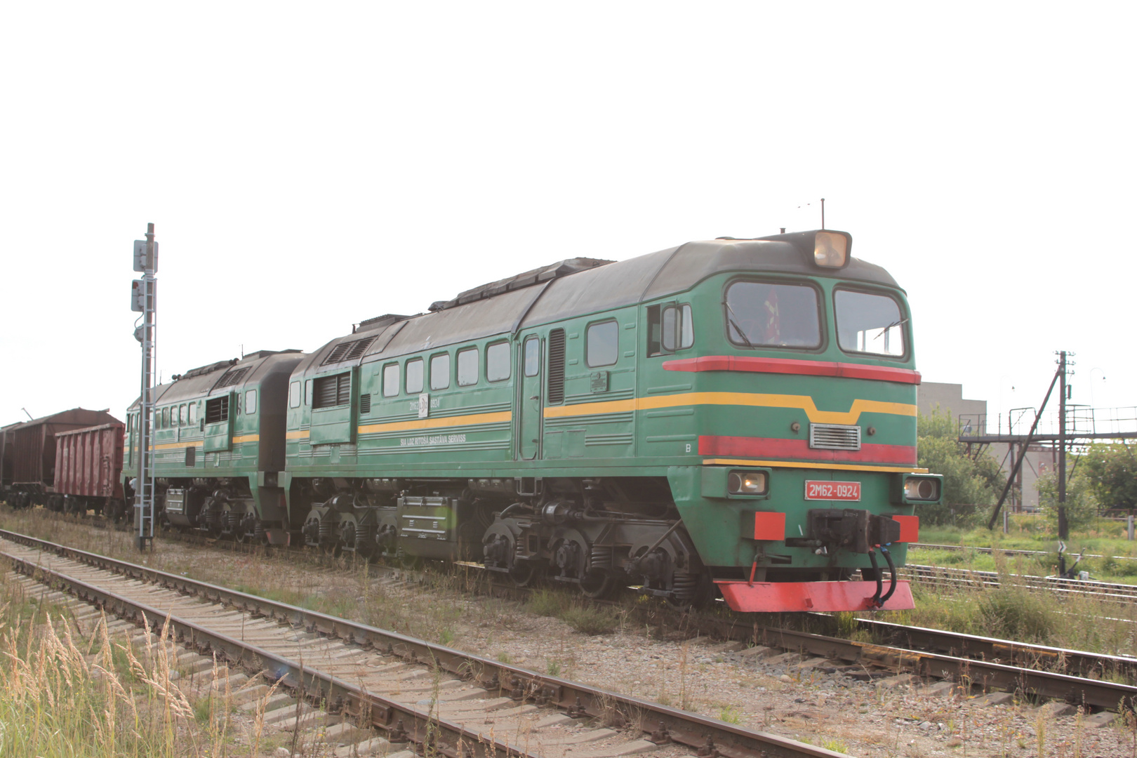 Ein Güterzug mit zwei Dieselloks von der Lettischen Staatsbahn in Liepaja