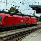 Ein Güterzug passiert Traunstein