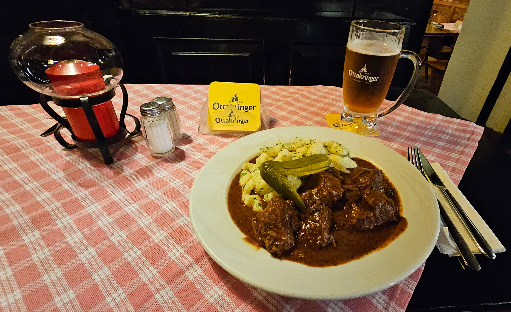 Ein Gulasch und ein Seidel Bier - Das ist ein Lebenselexier