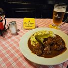 Ein Gulasch und ein Seidel Bier - Das ist ein Lebenselexier