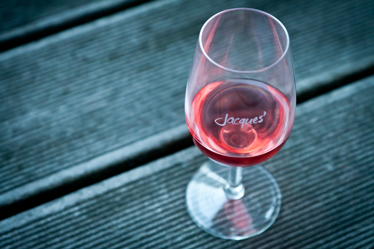 Ein guter Schluck Wein auf dem Balkon Foto & Bild stillleben