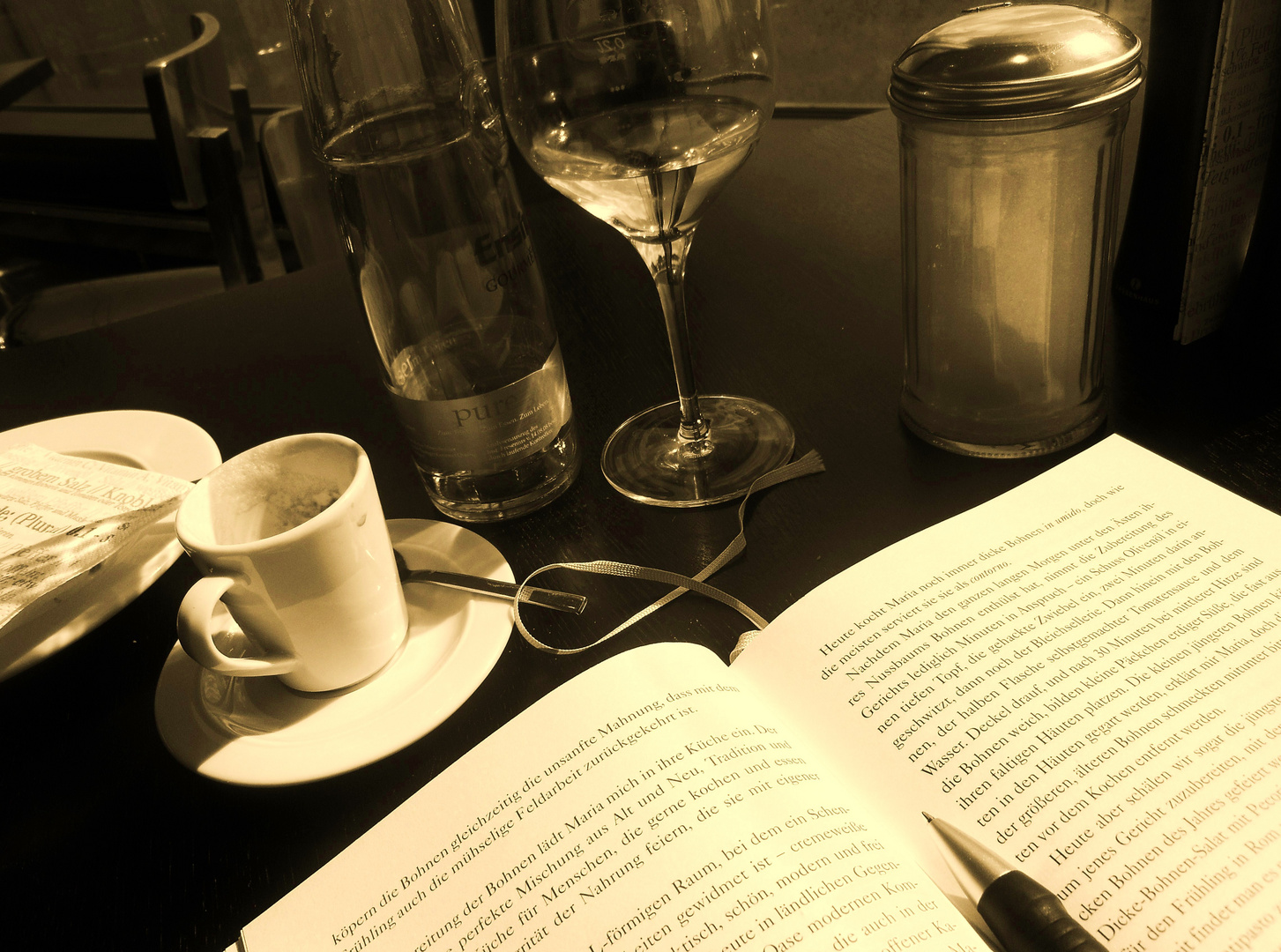 ein gutes Buch , Kaffee, Wasser und Wein