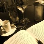 ein gutes Buch , Kaffee, Wasser und Wein