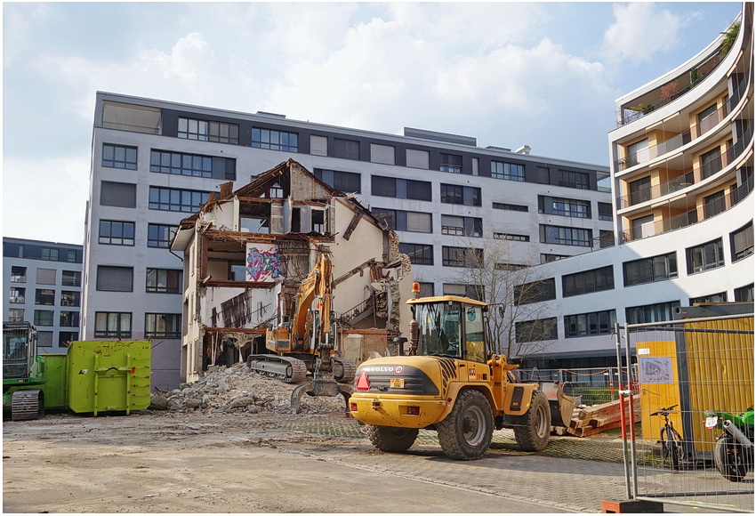 Ein Häuschen mit etwas Grün rundherum Foto & Bild | outdoor