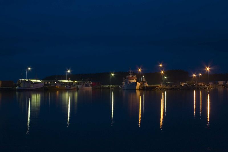 Ein Hafen bei Nacht...