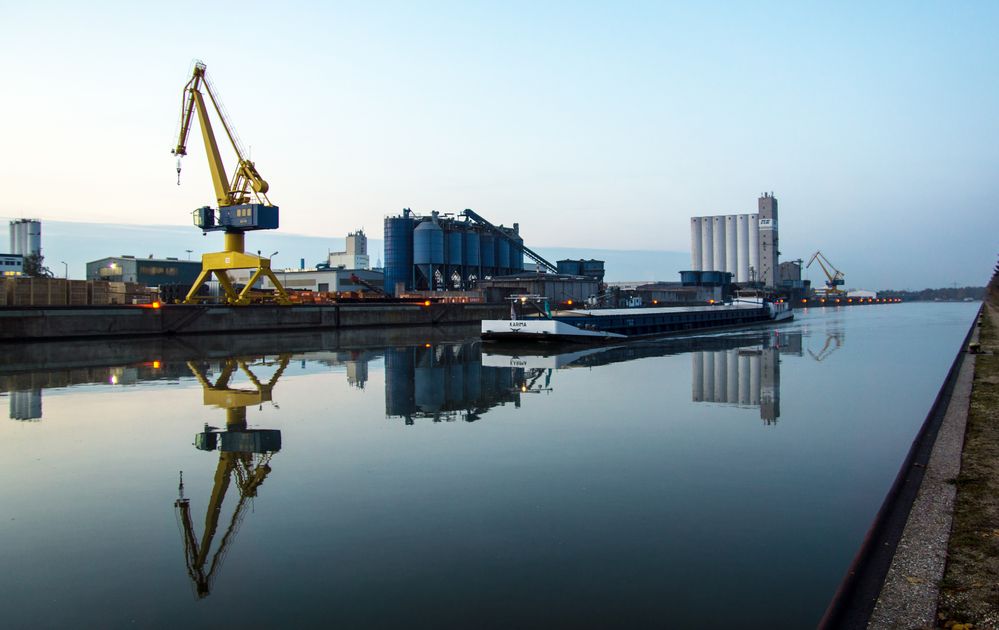 Ein Hafenkran in gelb am Hafen ...