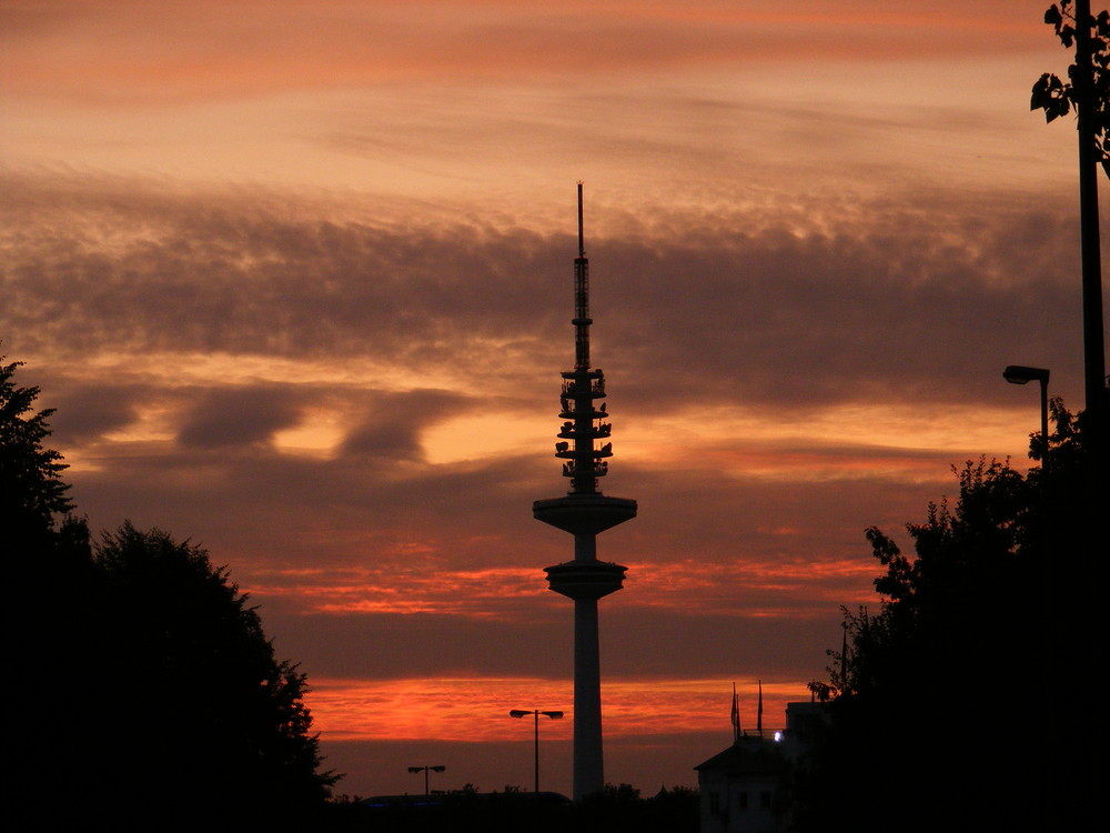 ein Hamburger Wahrzeichen in schönem Abendrot