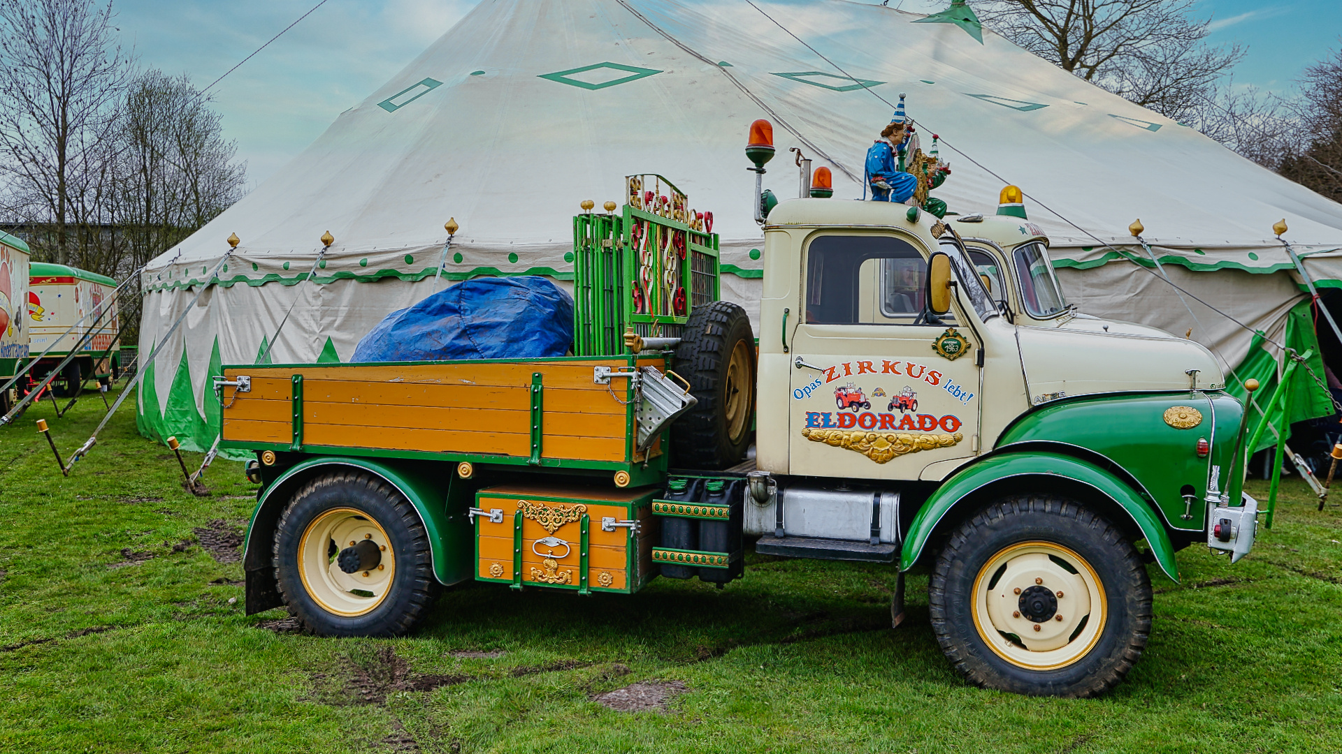 ein Hanomag LKW aus dem Jahre 1963 als Zugfahrzeug beim Zirkus