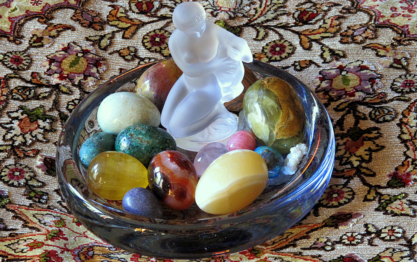 Ein Hasen-Ostergruß mit Glas und Mineralien