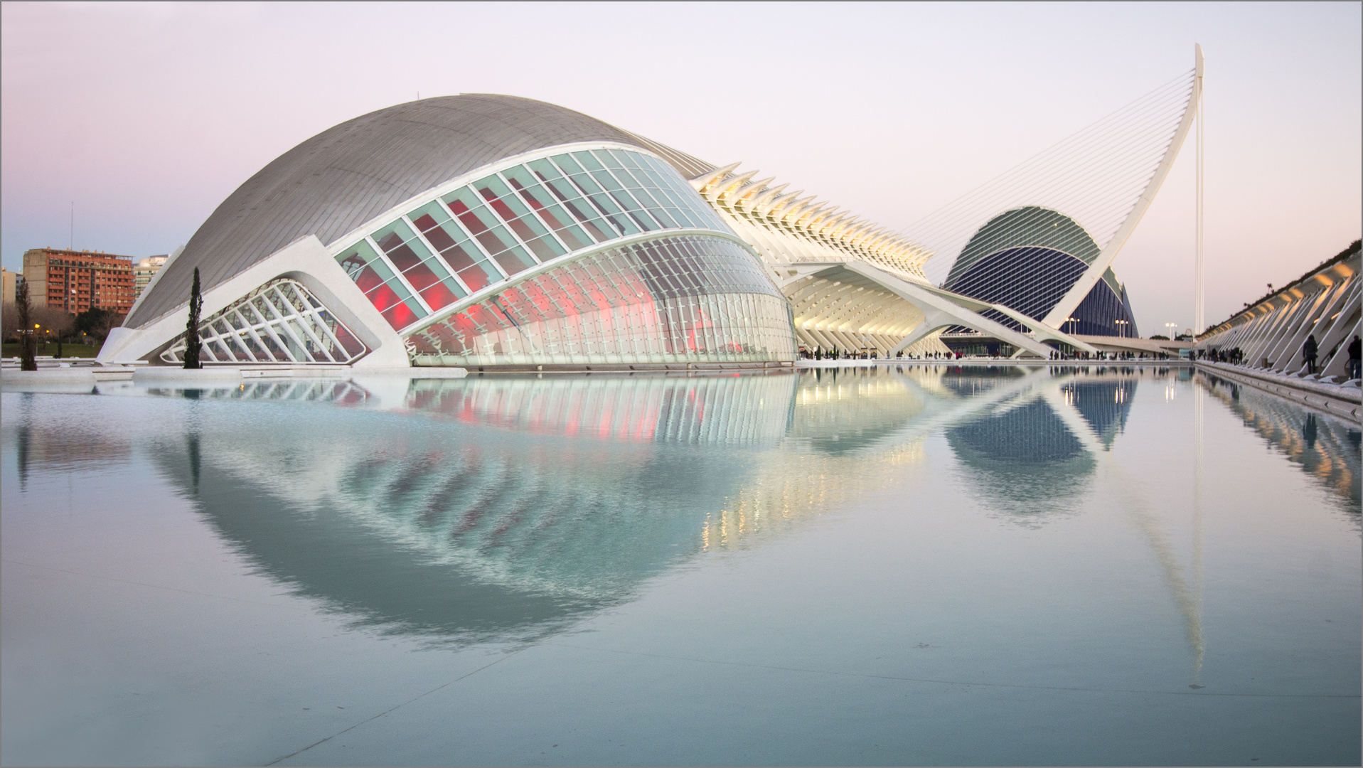 Ein Hauch von Abendröte in der Ciudad de las Artes y Ciencias