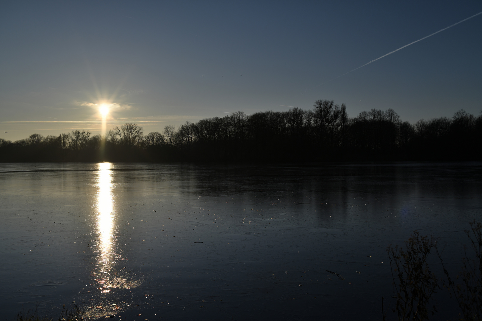 ein Hauch von Winter am Neujahrstag mit etwas Eis auf dem Maschsee