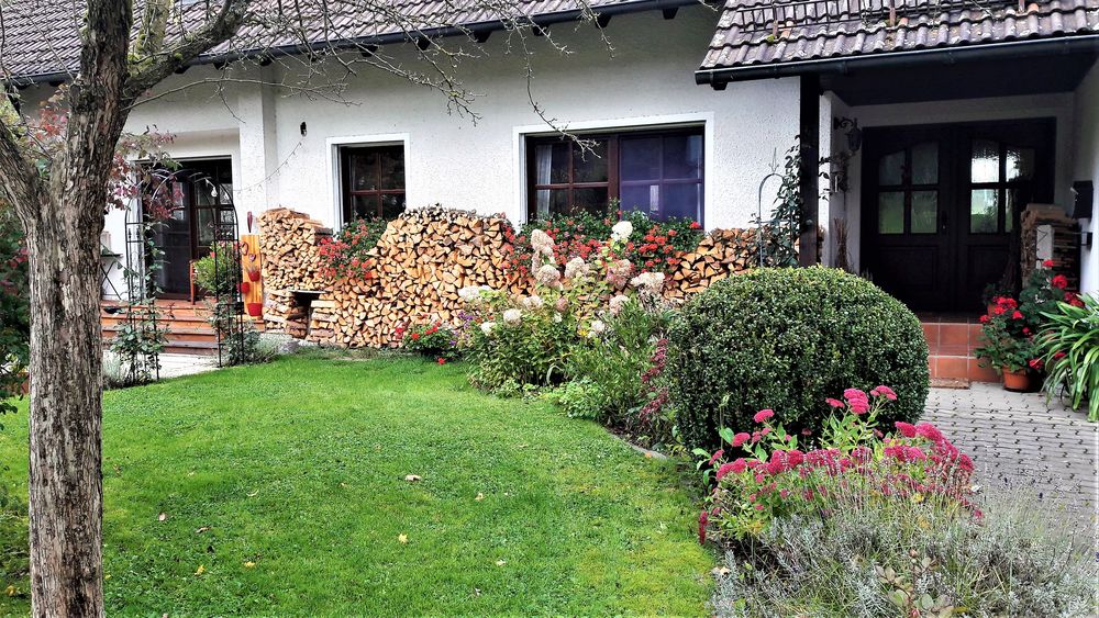 Ein Haus mitten im Dorf Foto & Bild outdoor, baum, wiese Bilder auf