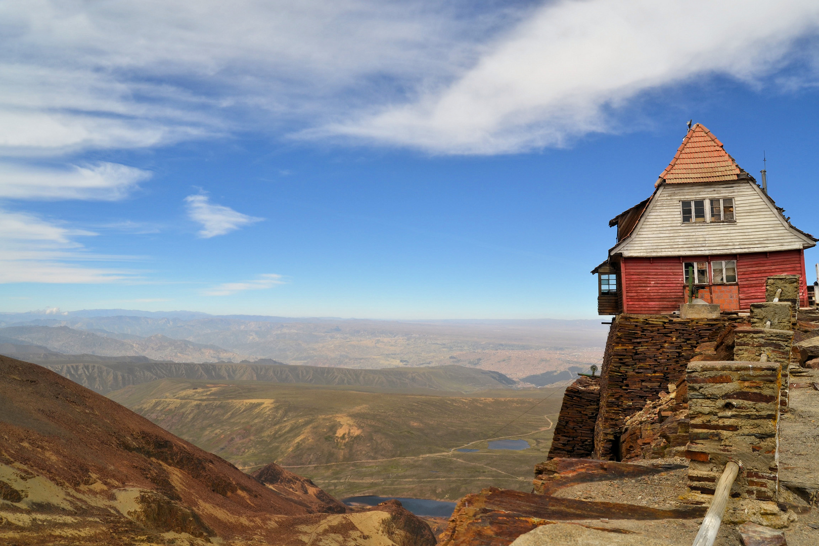 Ein Haus sitzt hoch oben auf einem Felsen