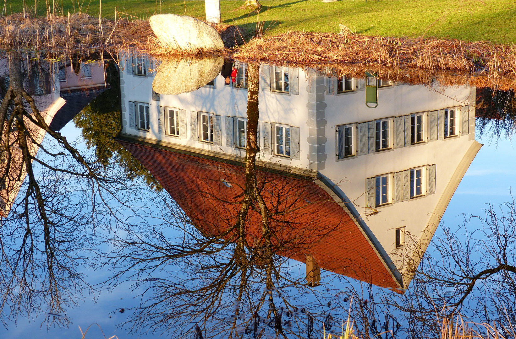 Ein Haus steht Kopf