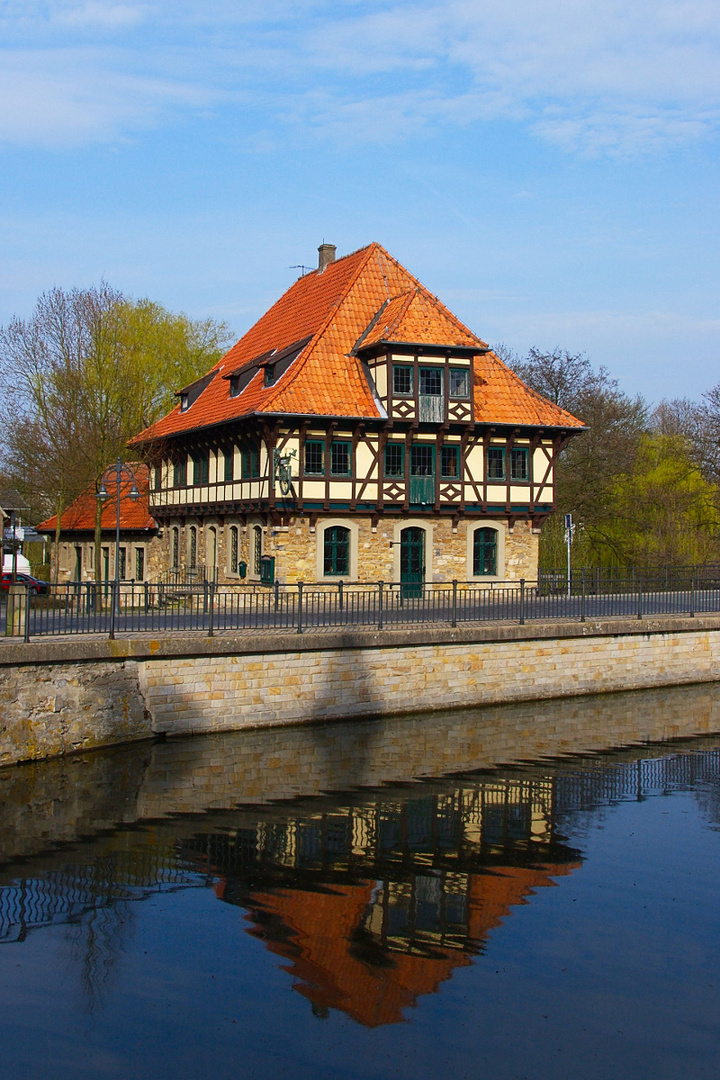 Ein Haus und seine Spiegelung