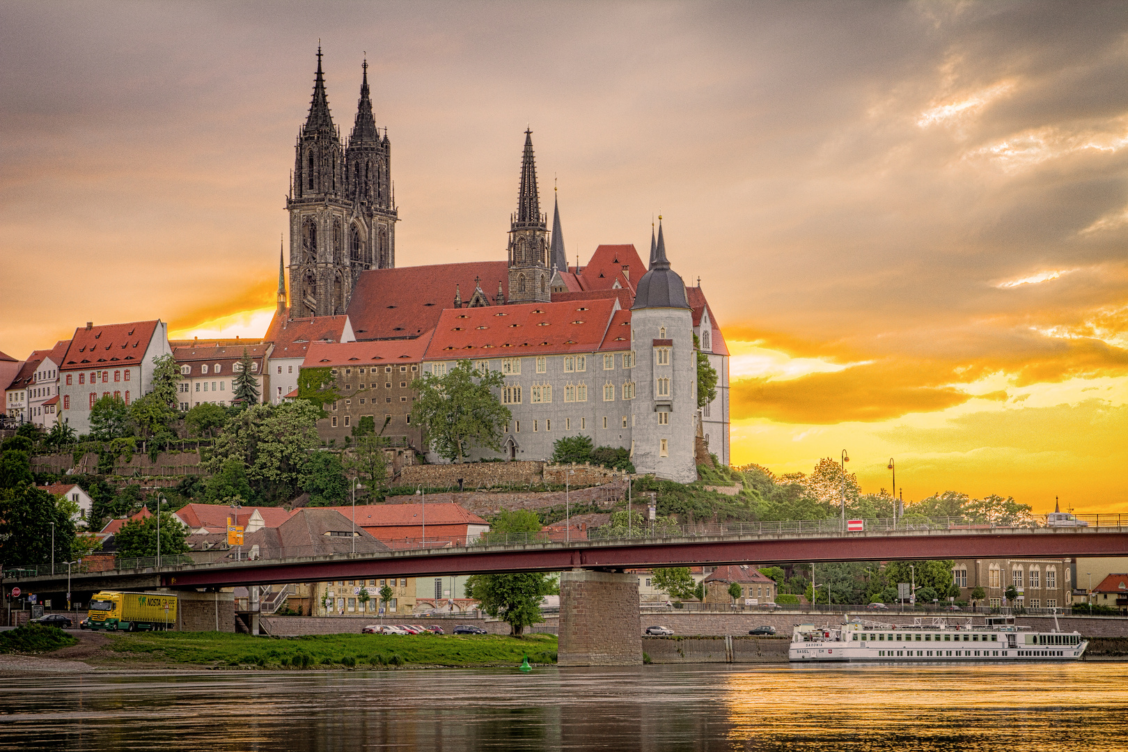 Ein HDR von einem Sonnenuntergang hinter der Albrechtsburg Meißen