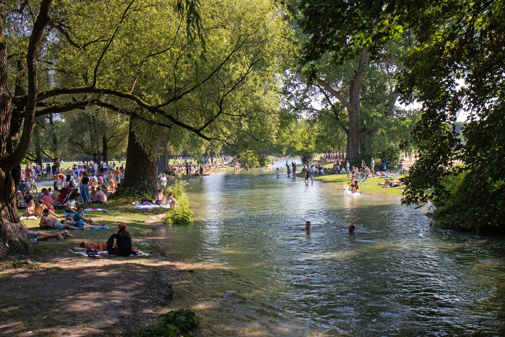 Ein heißer Sommertag an der Isar, München