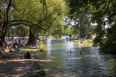 Ein heißer Sommertag an der Isar, München