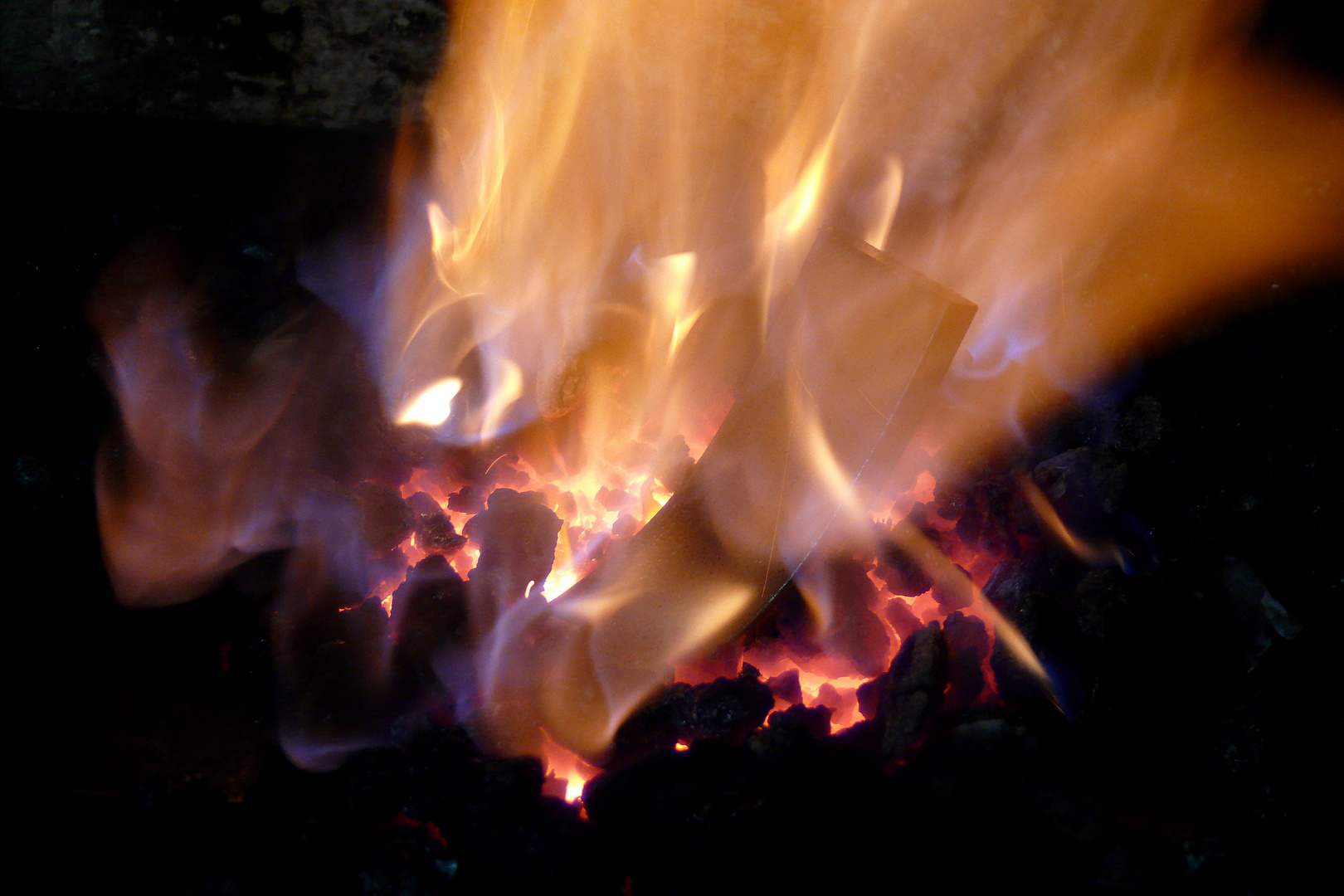 "ein heißes Eisen im Feuer haben"