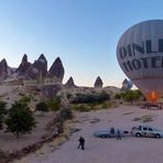 Ein Heißluftballon beim Aufstieg -