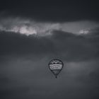 Ein Heißluftballon in dunklen Zeiten
