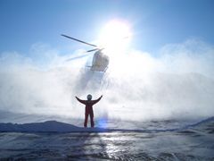 ein Heli der Bergrettung beim Start