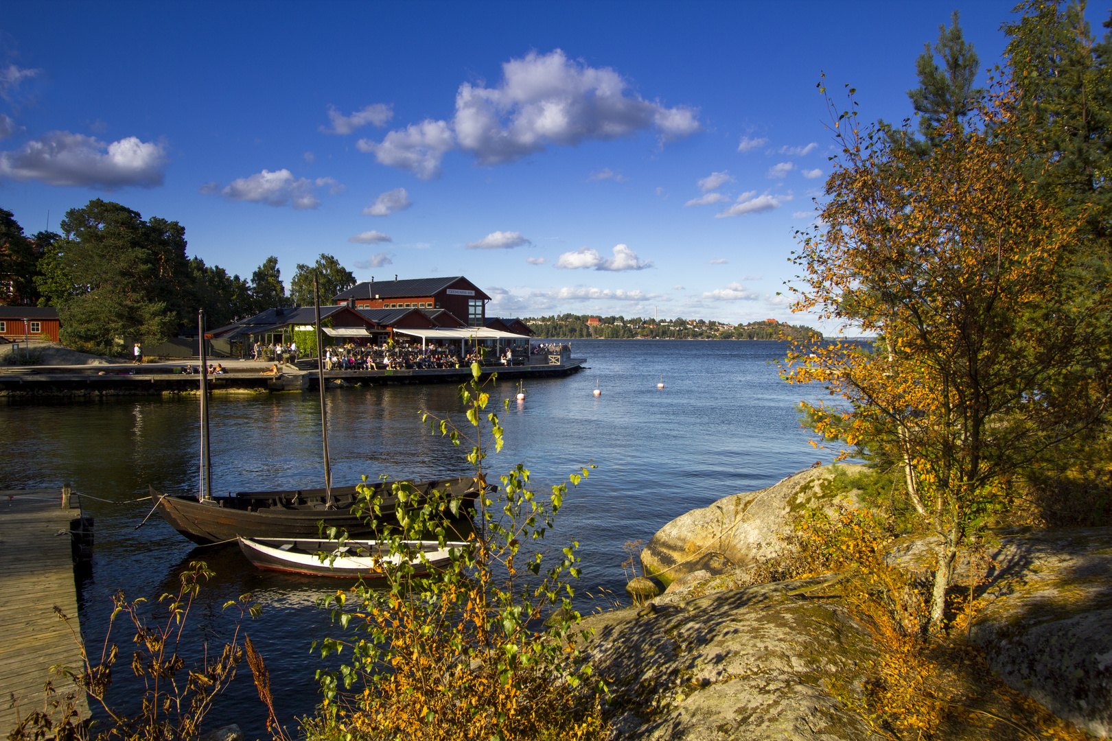 Ein herbstlicher Blick auf das edle Restaurant "Fjäderholmarnas krog"