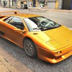 Ein herrlicher goldfarbener Lamborghini