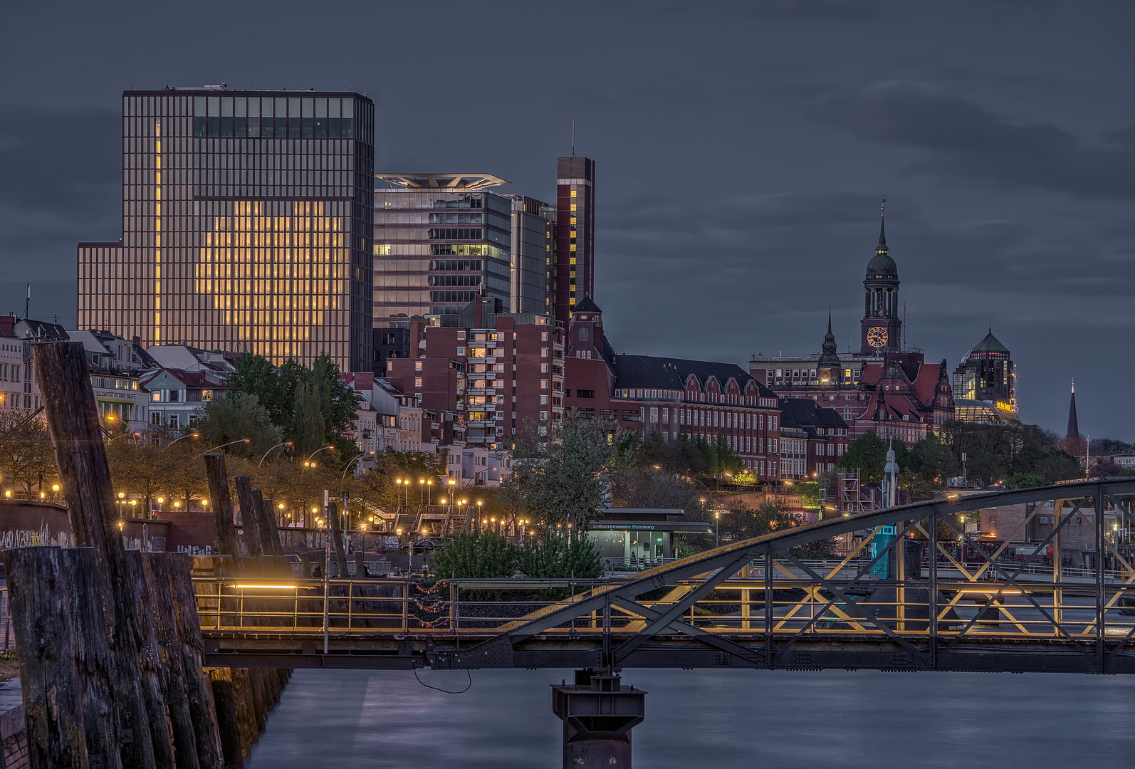 Ein Herz für Hamburg Foto & Bild  architektur, architektur bei nacht, world Bilder auf 