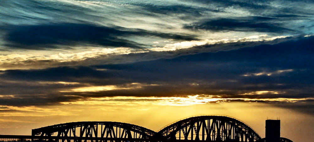 Ein Himmel, eine Brücke und viel Licht
