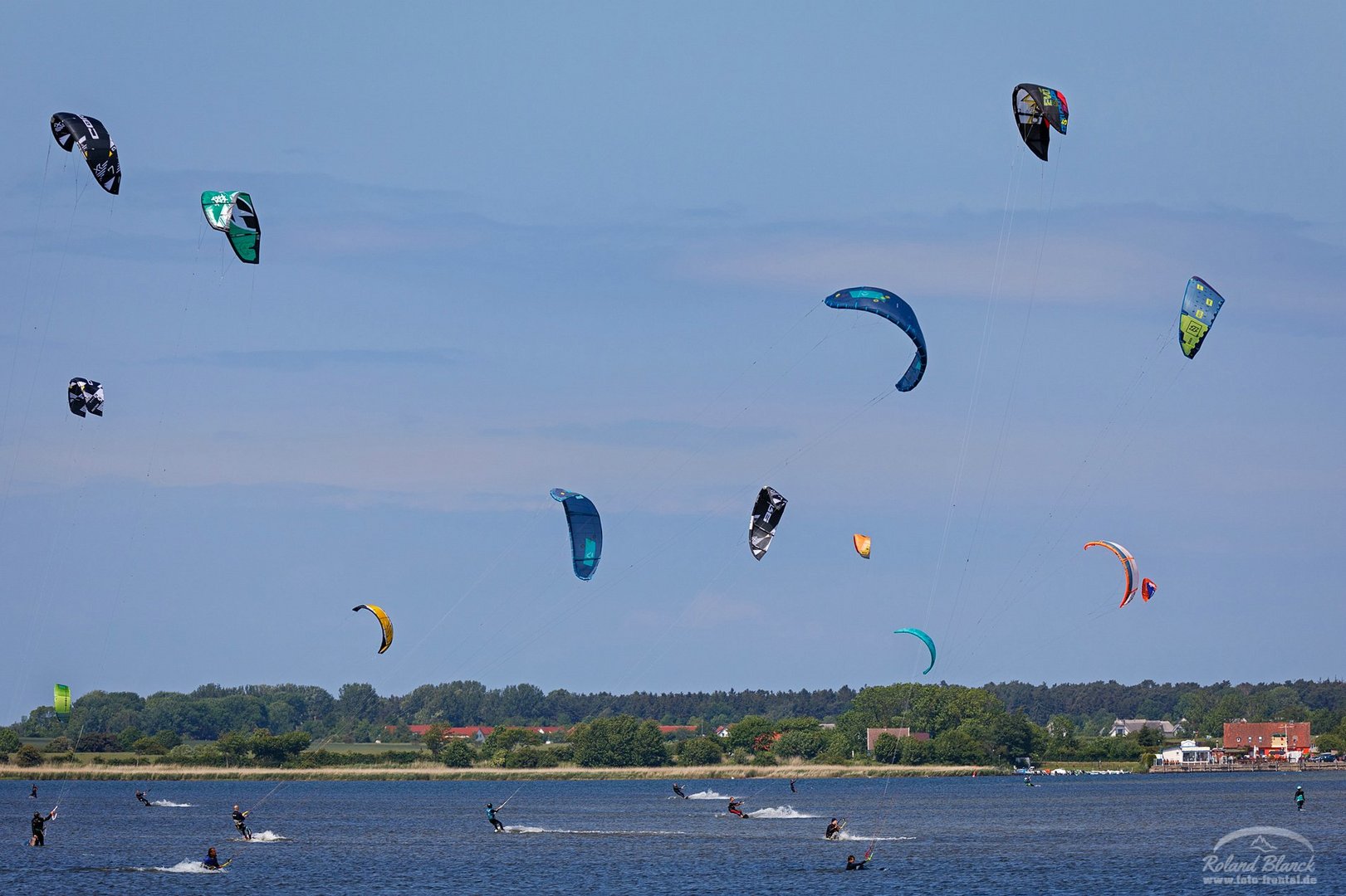 Ein Himmel voller Kite-Schirmen