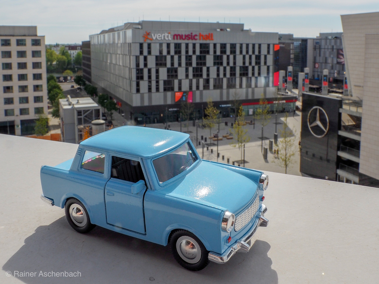 Ein himmelblauer Trabant....