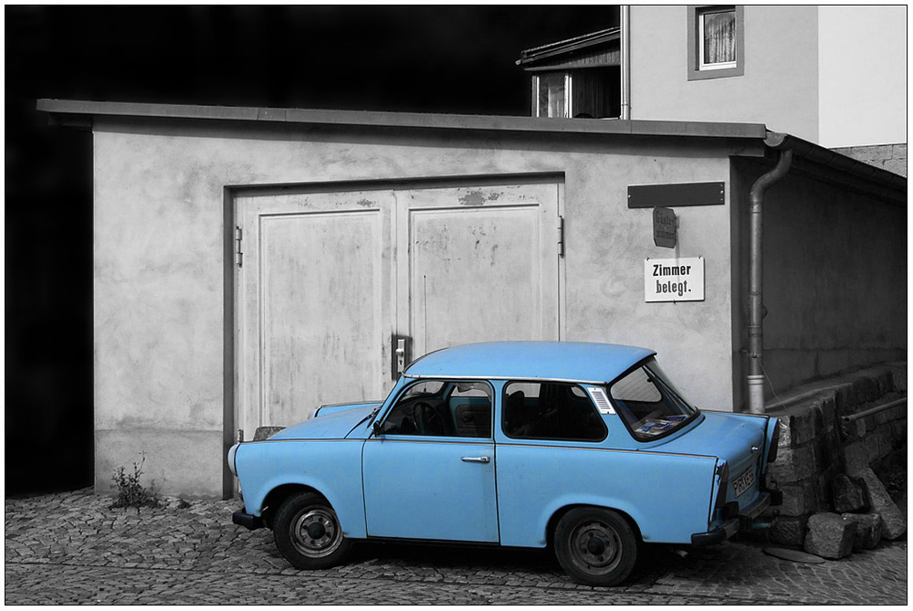 Ein himmelblauer Trabant